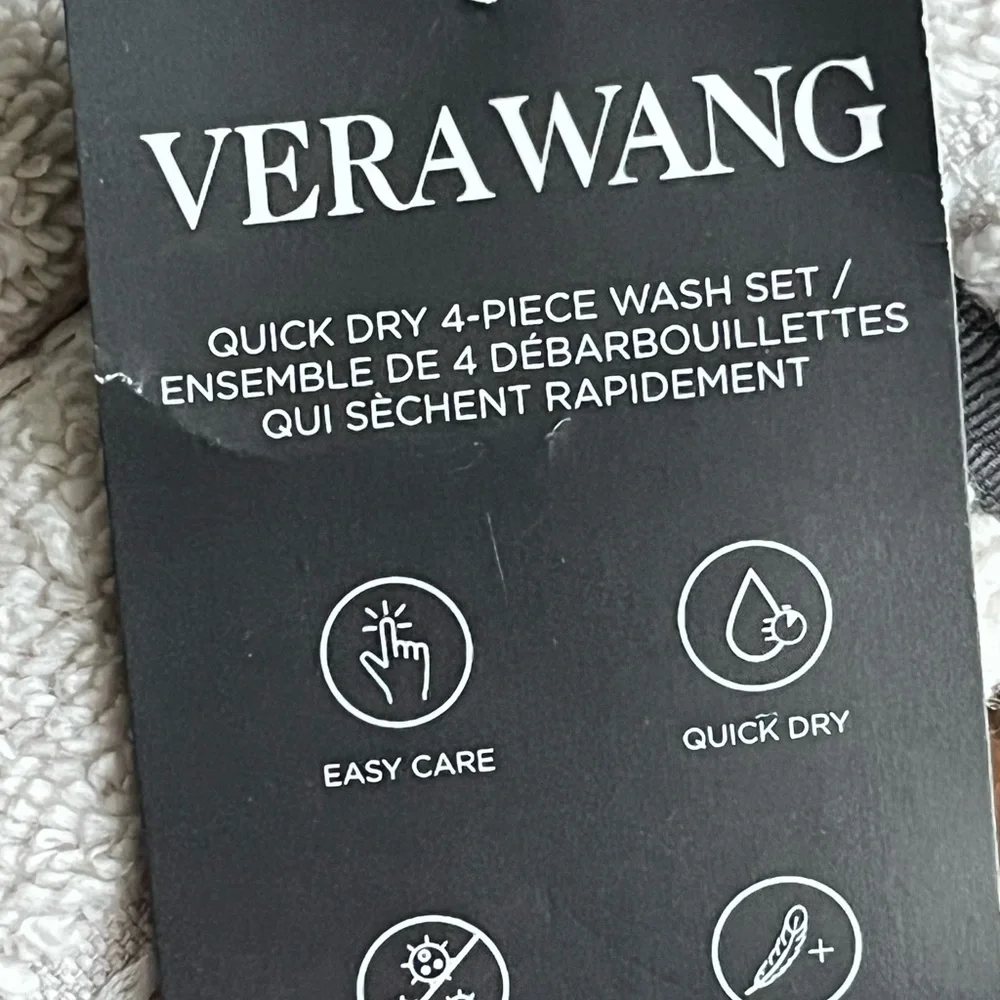Vera Wang Set Of 4 washcloths NWT